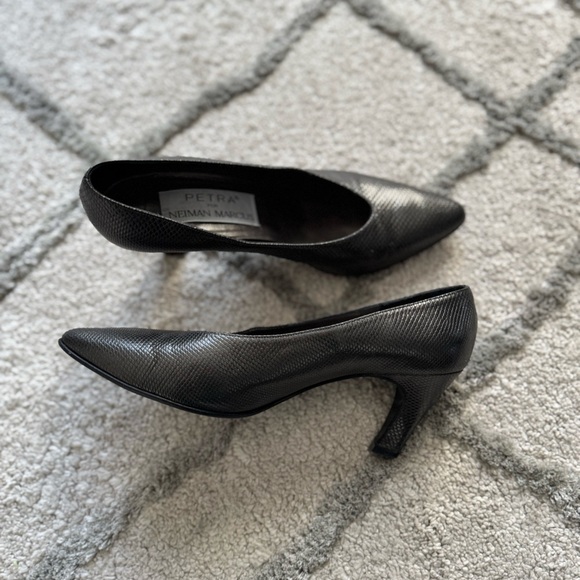 Vintage Petra Neiman Marcus gray low heels pumps leather snake pointed toe 8 - Picture 1 of 10